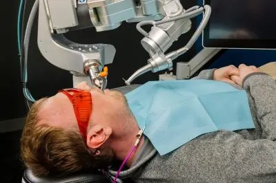 Révolution dentaire : Un robot dopé à l&rsquo;IA réalise sa première intervention sur un patient humain