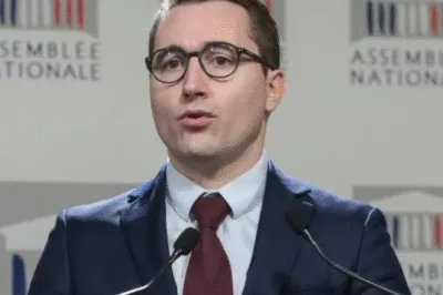 Antoine Léaument : Le Député LFI qui veut rayer Noël pour jouer les communards !
