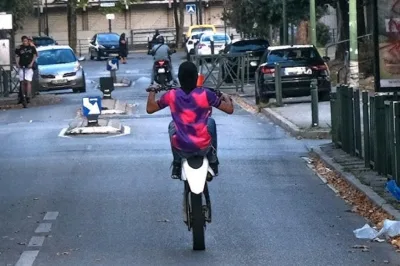 Il percute un pompier lors d’un rodéo urbain et fait demi-tour pour craché sur la victime entre la vie et la mort