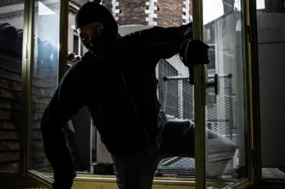 Rhône : Ado et jeune majeur derrière 45 cambriolages foireux !